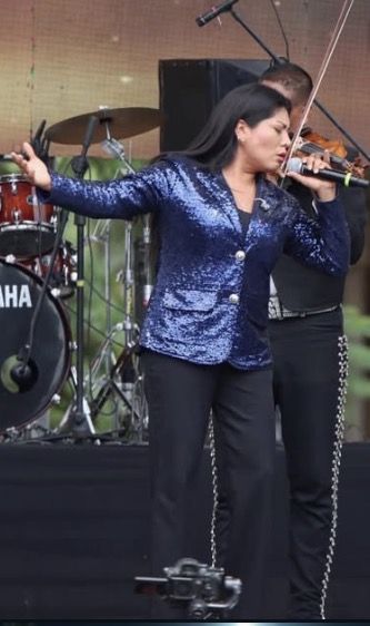 Rosario del Valle en el escenario durante su show tributo a Ana Gabriel
